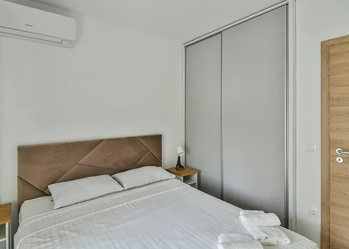 Free Parking Flats With Wifi And Pool Apartament Warna