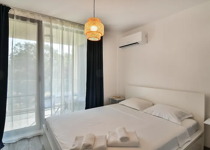 Free Parking Flats With Wifi And Pool * Warna