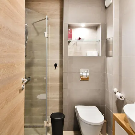 Free Parking Flats With Wifi And Pool Apartment