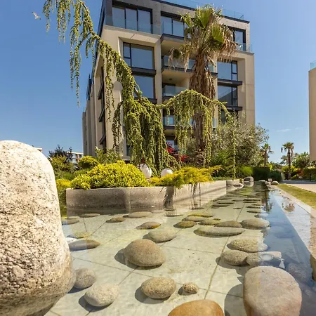 Free Parking Flats With Wifi And Pool Apartment