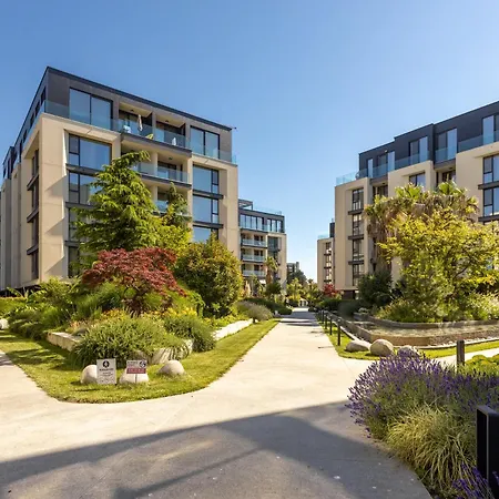 Free Parking Flats With Wifi And Pool Apartment